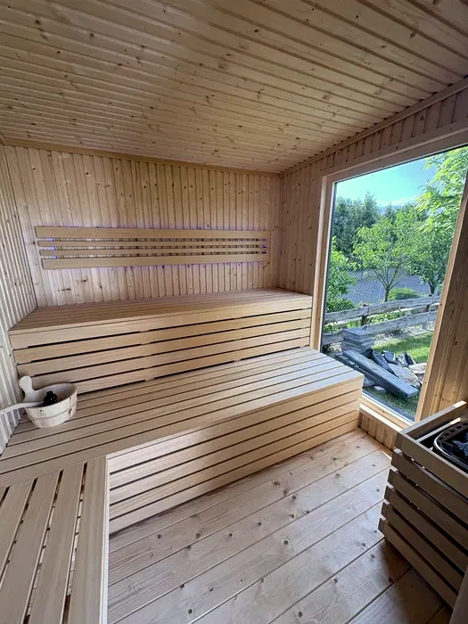 Większa sauna ogrodowa - wygodne wnętrze rodzinne