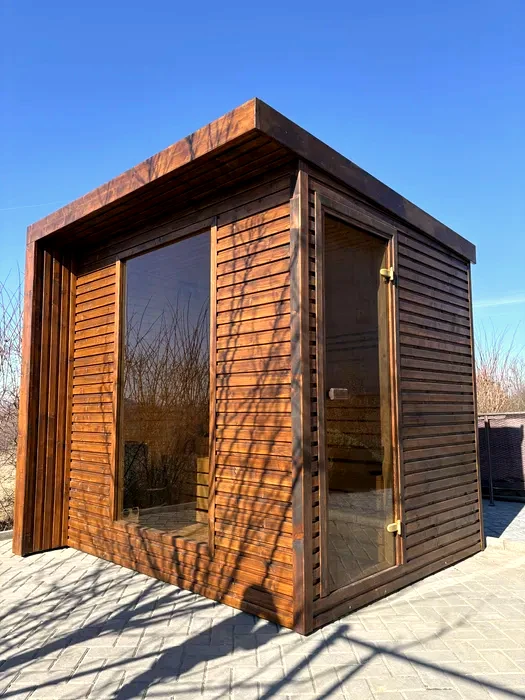 Sauna z drewna w ciepłym świetle