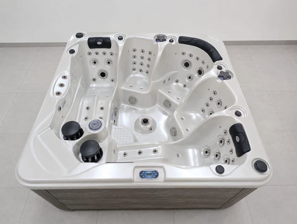 Jacuzzi ogrodowe z hydromasażem Balboa - największa wanna 230 × 230 cm