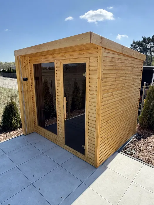 Sauna z przeszklonymi drzwiami