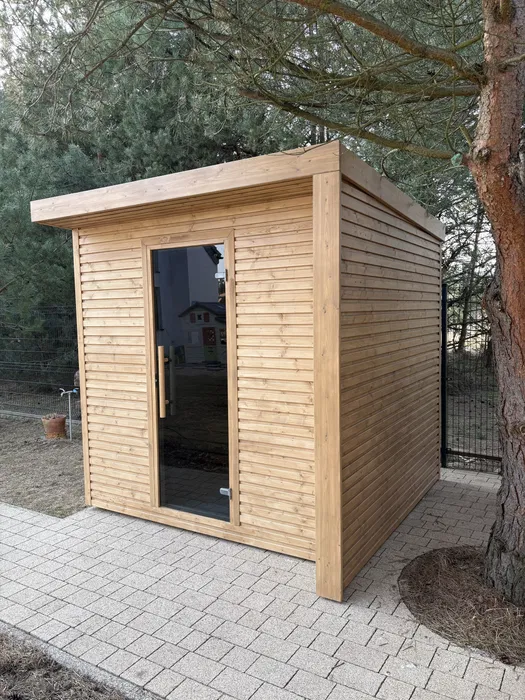 Sauna w otoczeniu drzew
